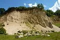 Aufschlusswand am Lehrpfad des Erlebnis-Geotopes Lindle bei Nördlingen